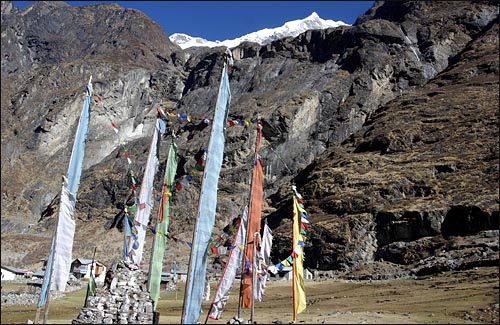 바람에 룽다가 나부끼는 랑탕 마을(3330M). 